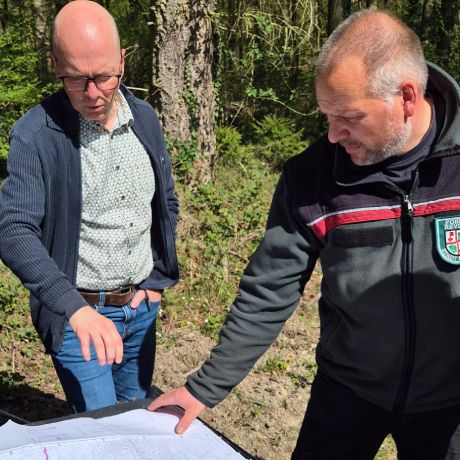 Oberbürgermeister Dirk Meid und Revierförster Ron Conrad 